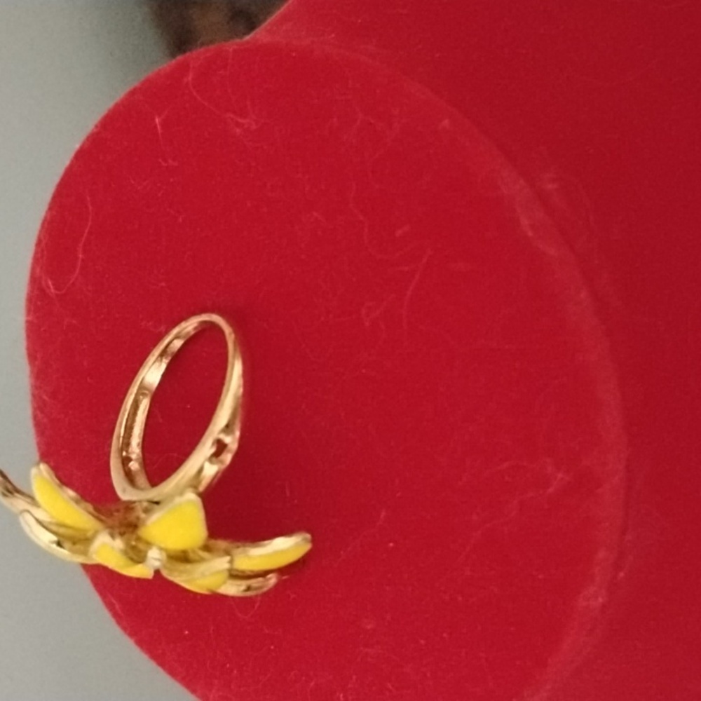 Niecy Nash Yellow Flower Ring with Crystal Accent, Goldtone Size 6 - Picture 2 of 8